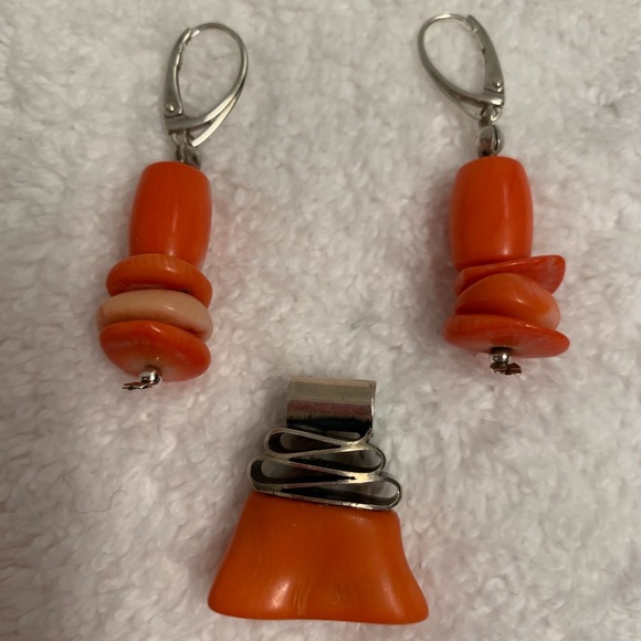 Coral Pendant and earrings - Picture 1 of 2
